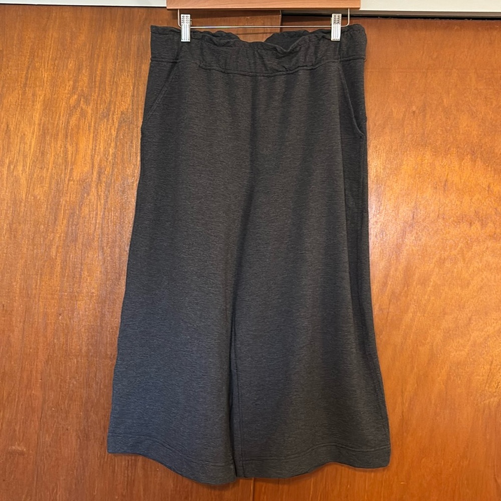 Lululemon Hello Sunday Crop
Heathered Mod Black sz 10 EUC